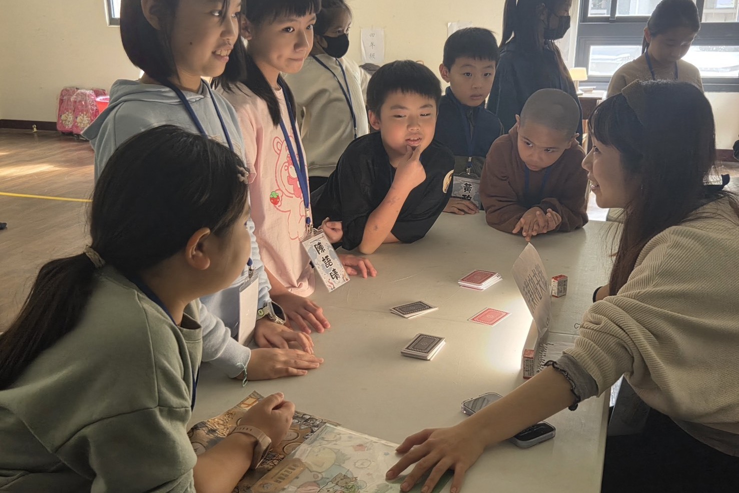 南大規劃跑關賽活動,學生運用兩天所學破解關卡,蒐集密碼鎖線索。