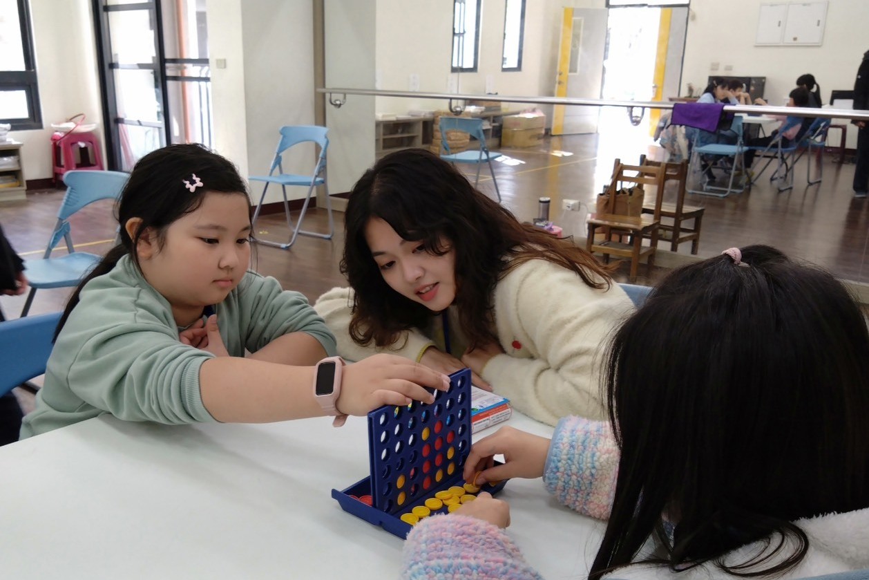 南大以邏輯思考四子棋帶領學生進行策略對弈,練習推理與判斷能力。