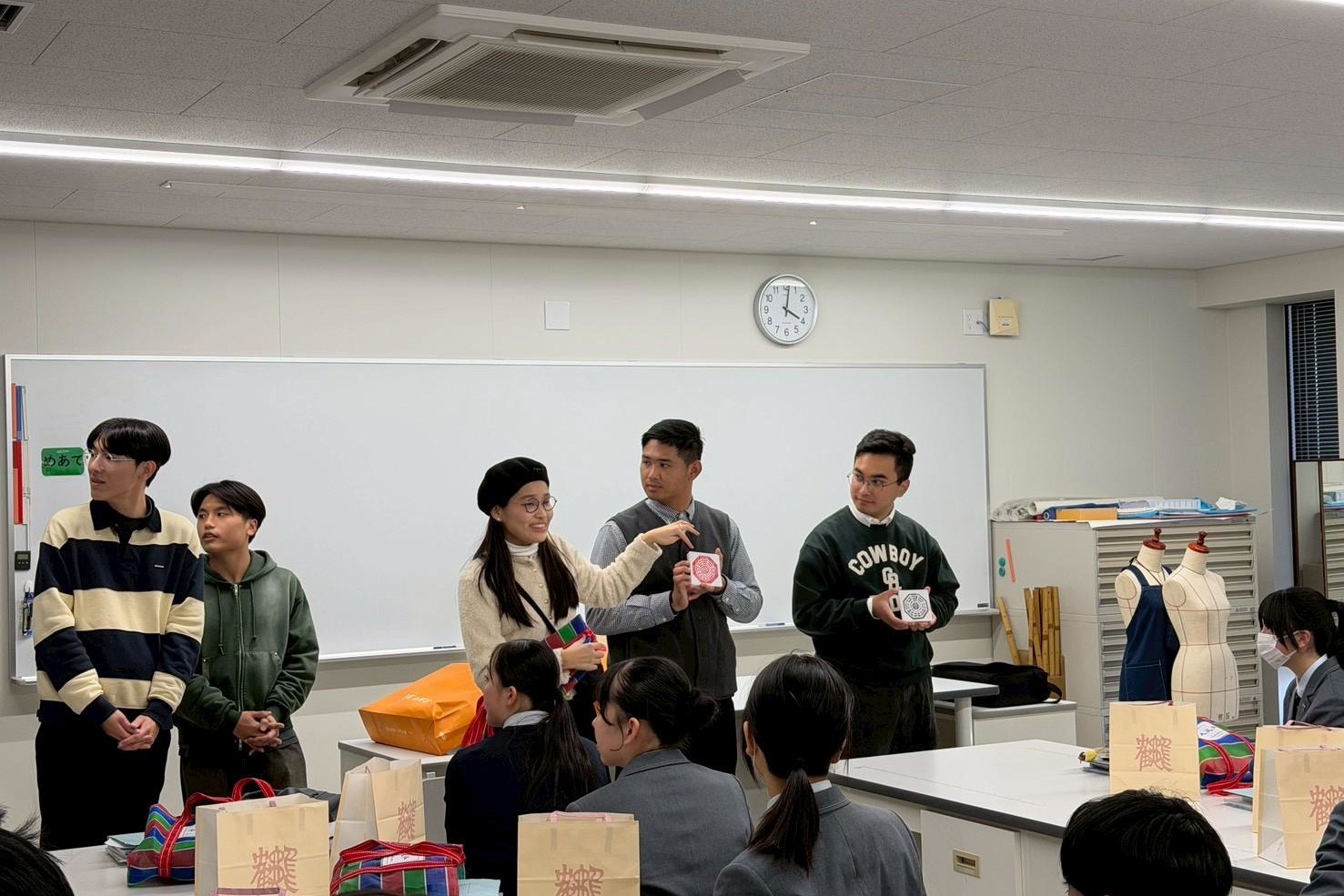 南大文資系學生向日方介紹南大的課程特色與文化資產專業,展現人文教育的實務與國際視野。