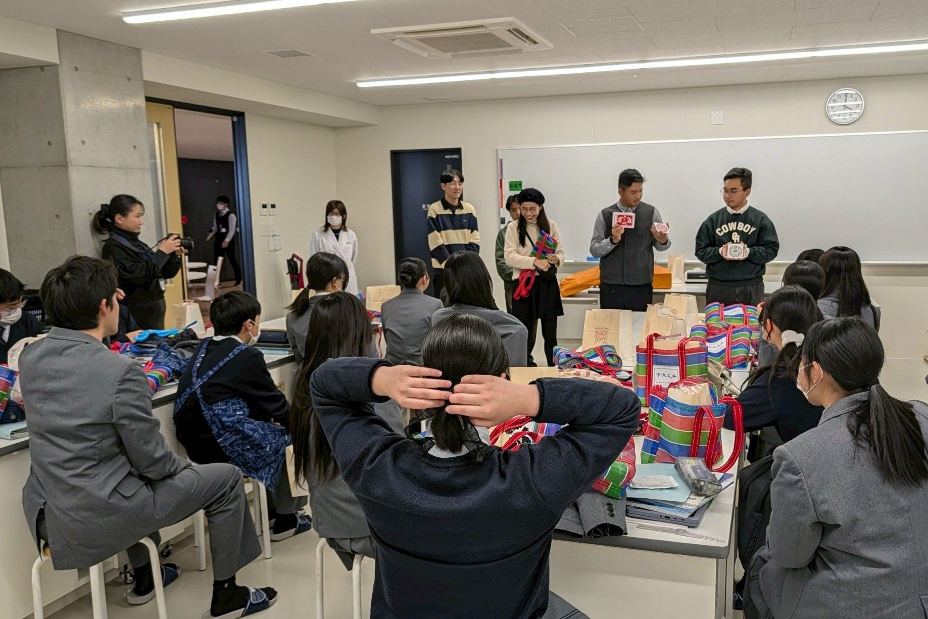 南大學生以實例分享文資系田野學習與跨文化交流成果,讓日本高中生認識南大多元的人文學習環境。
