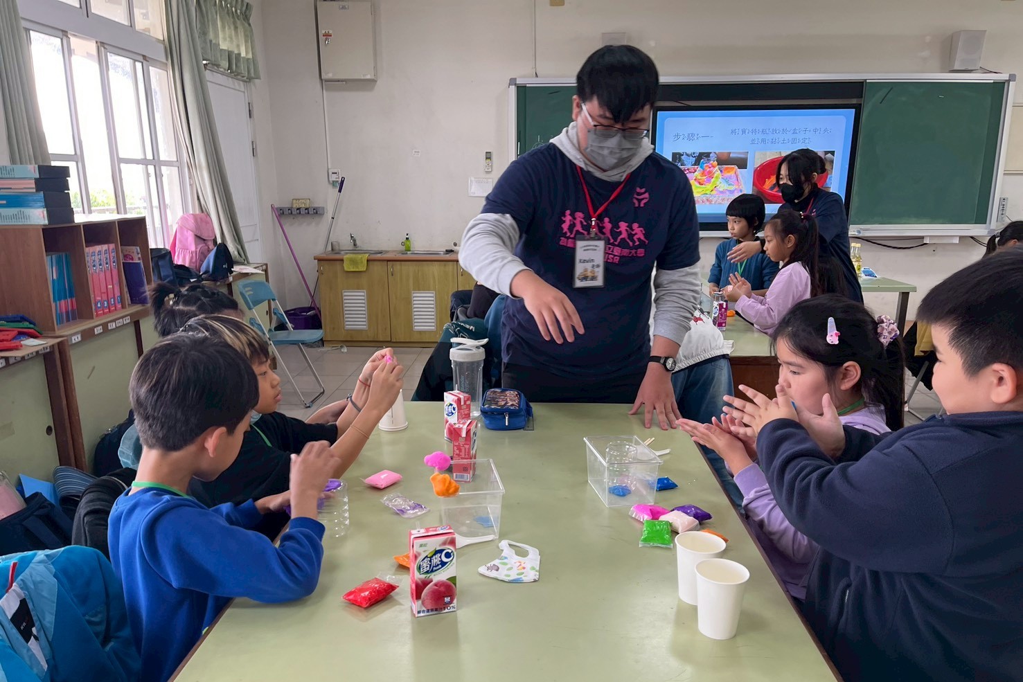 南大USR環境教育營隊安排「火山爆發」科學實驗課程,透過實作操作引導學生理解自然災害與環境科學原理。