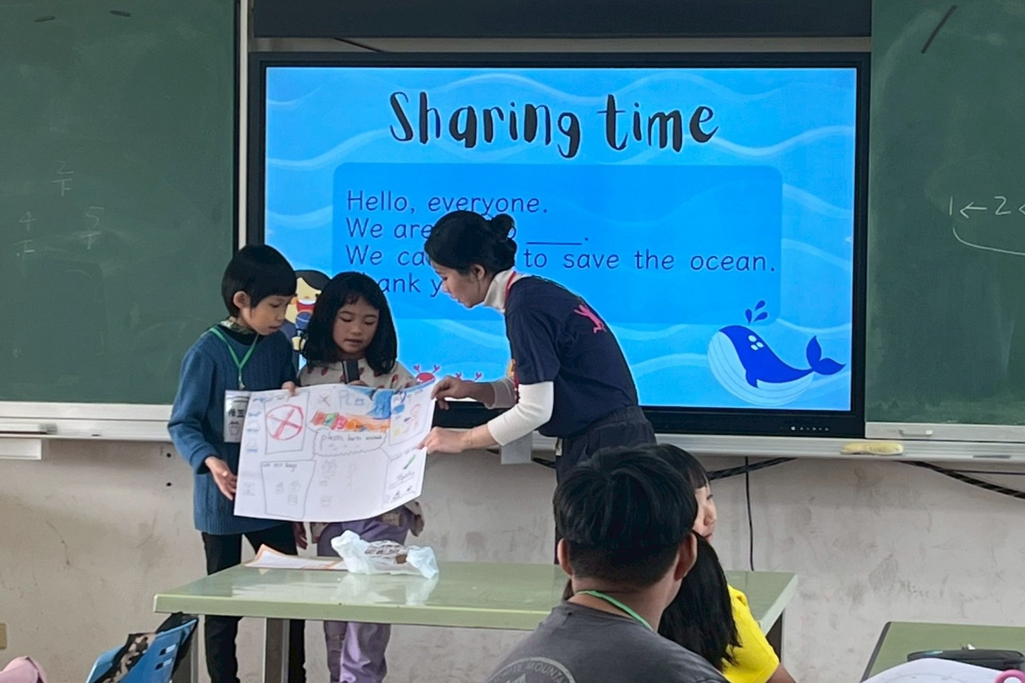 國立臺南大學USR團隊於七股大文國小辦理環境教育營隊,學生以英語發表濕地保育行動方案,展現南大推動雙語環境教育的學習成果。