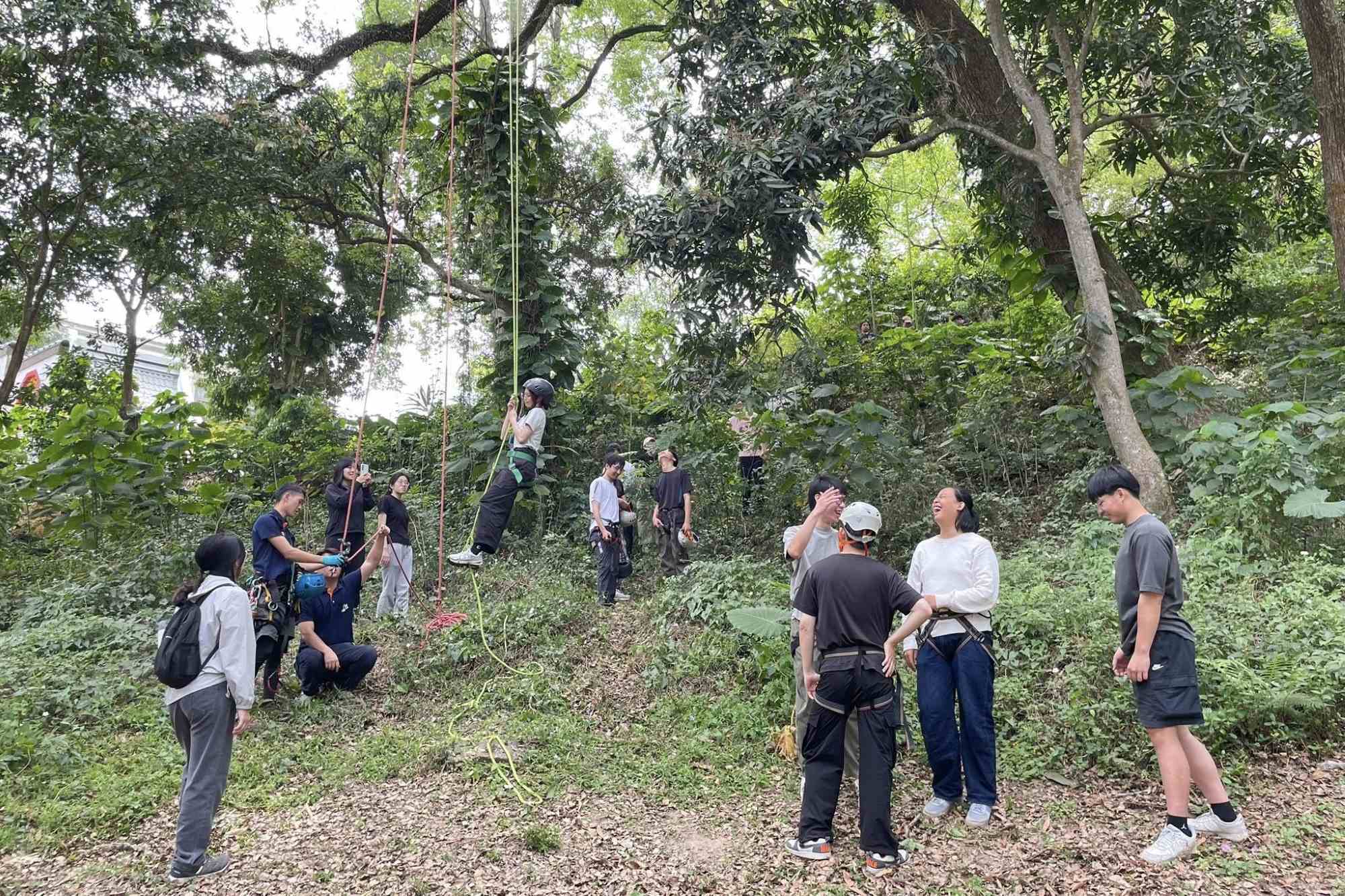 南大生態暨環境資源學系同學於林地進行生態調查與物種觀察,透過實地操作強化環境監測與保育實務能力。