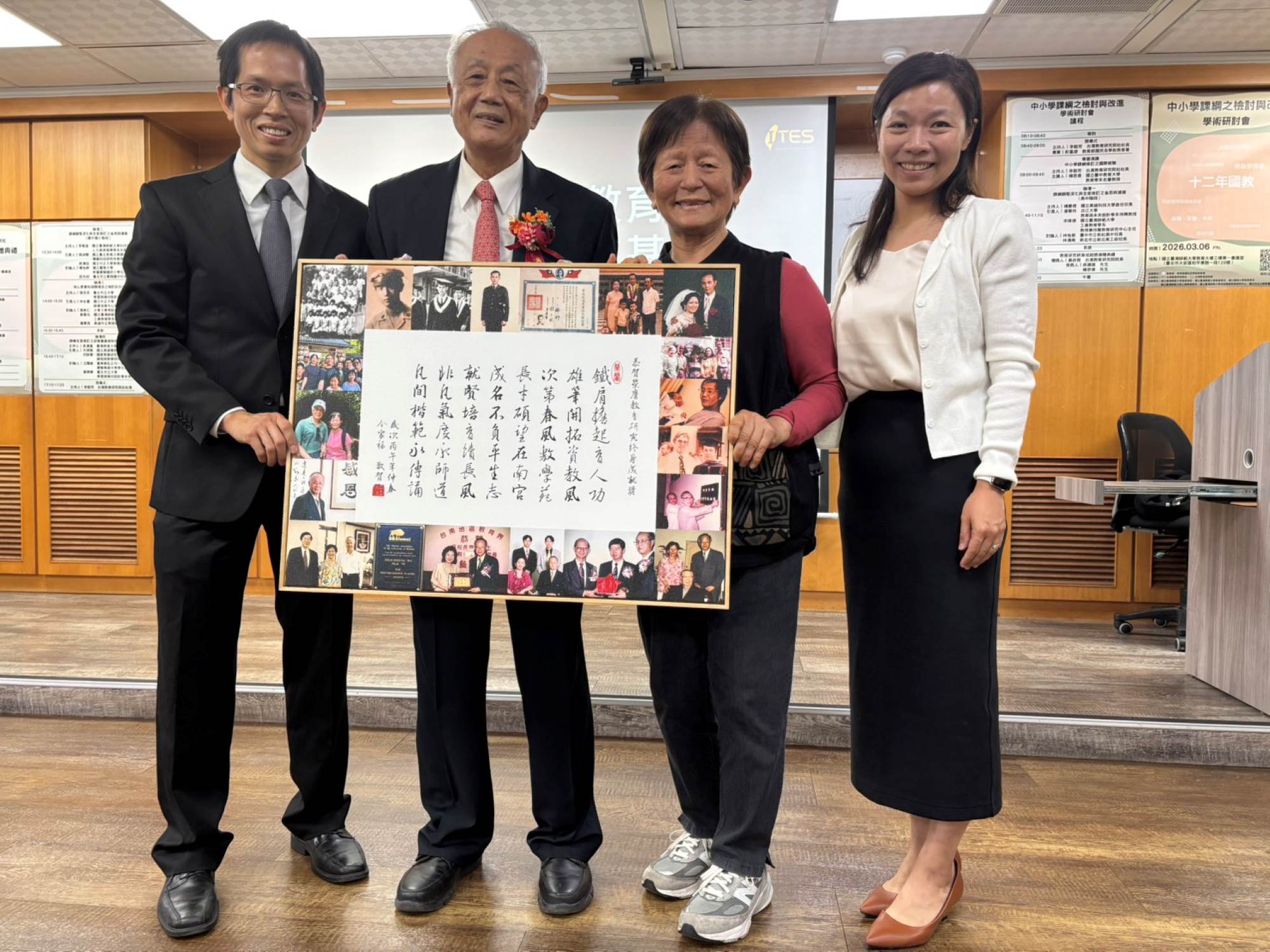 吳鐵雄先生與夫人、兒子及媳婦於頒獎典禮現場合影,家人特別製作藏頭詩致贈,為榮耀時刻增添溫馨氛圍。