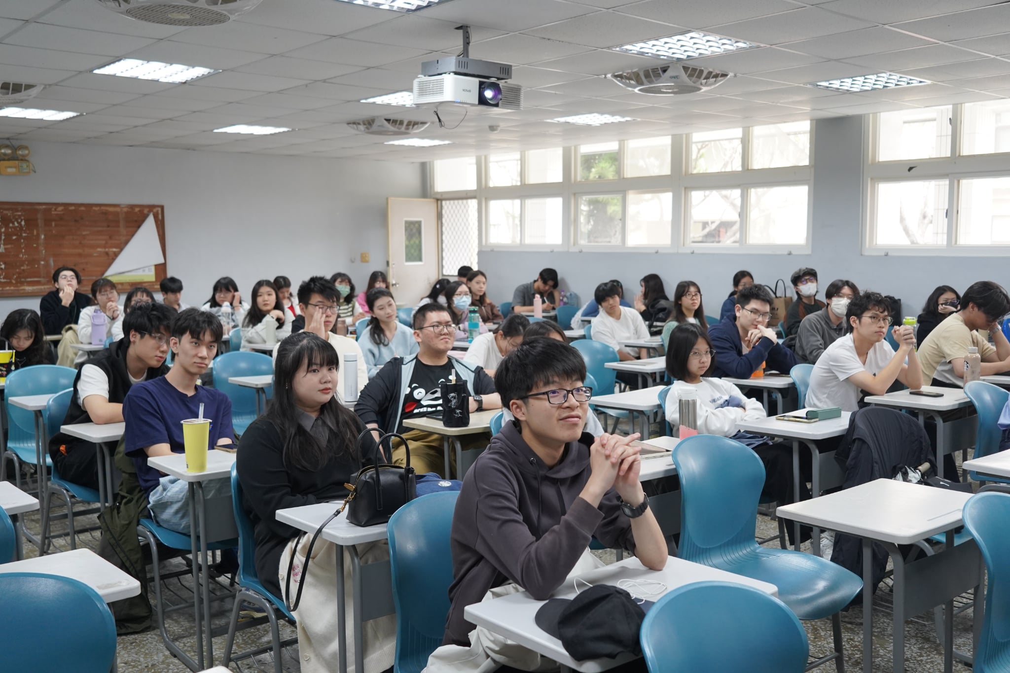 南大諮輔系系友座談會現場交流熱絡,師生透過提問與對話深入了解諮商、教育與公共服務領域的職涯發展方向。