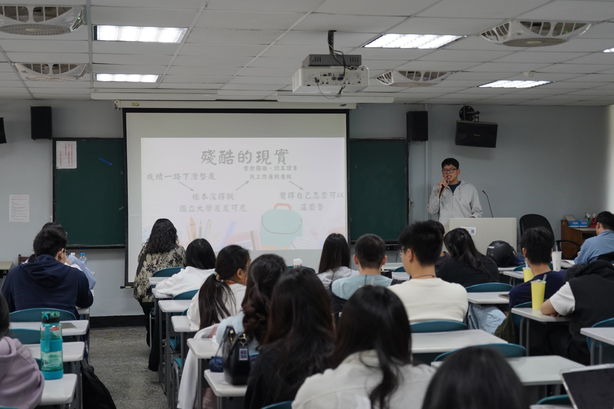 南大諮輔系系友於座談會中分享自身職涯歷程,從不同工作場域經驗出發,帶領在校同學認識助人專業的多元發展方向。