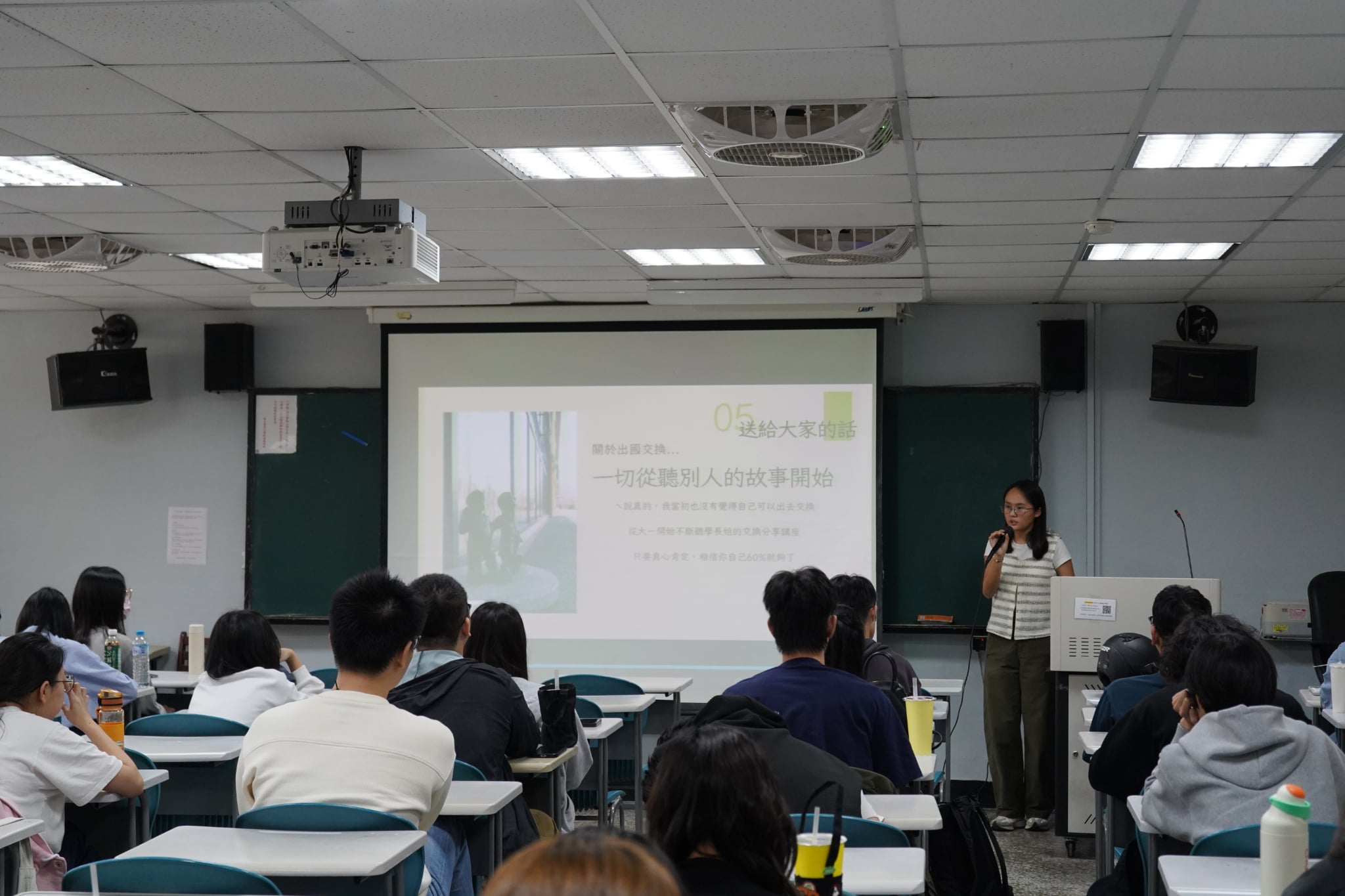 南大諮輔系系友於座談會介紹職涯探索歷程,分享從學習到職場的轉折與思考,協助同學拓展對助人工作的想像。