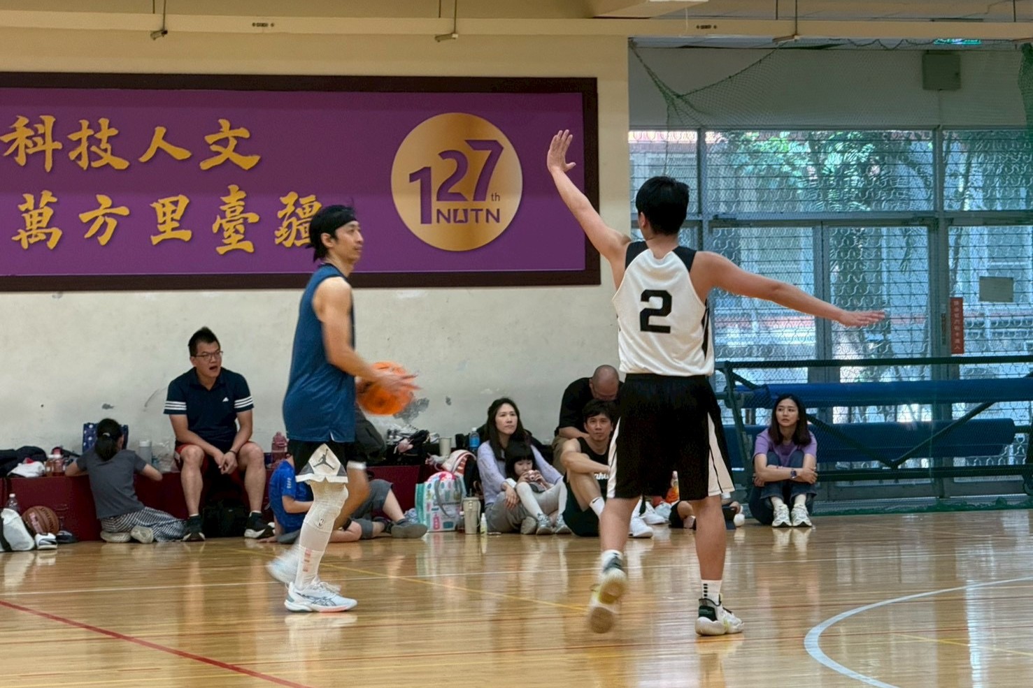 南大材料系系友攜家帶眷返校參與籃球賽活動,師生與系友溫馨交流,呈現南大材料系跨世代情誼與凝聚力。