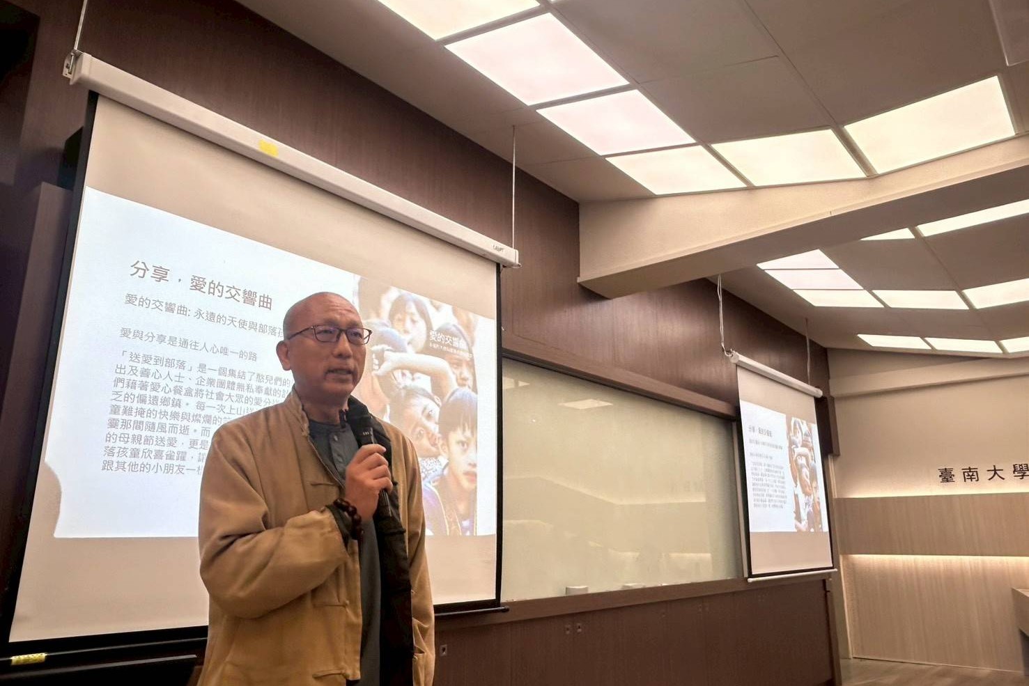 講者於南大經管系課堂中分享公益平台實務經驗,引導學生從產品開發思考如何回應社會需求