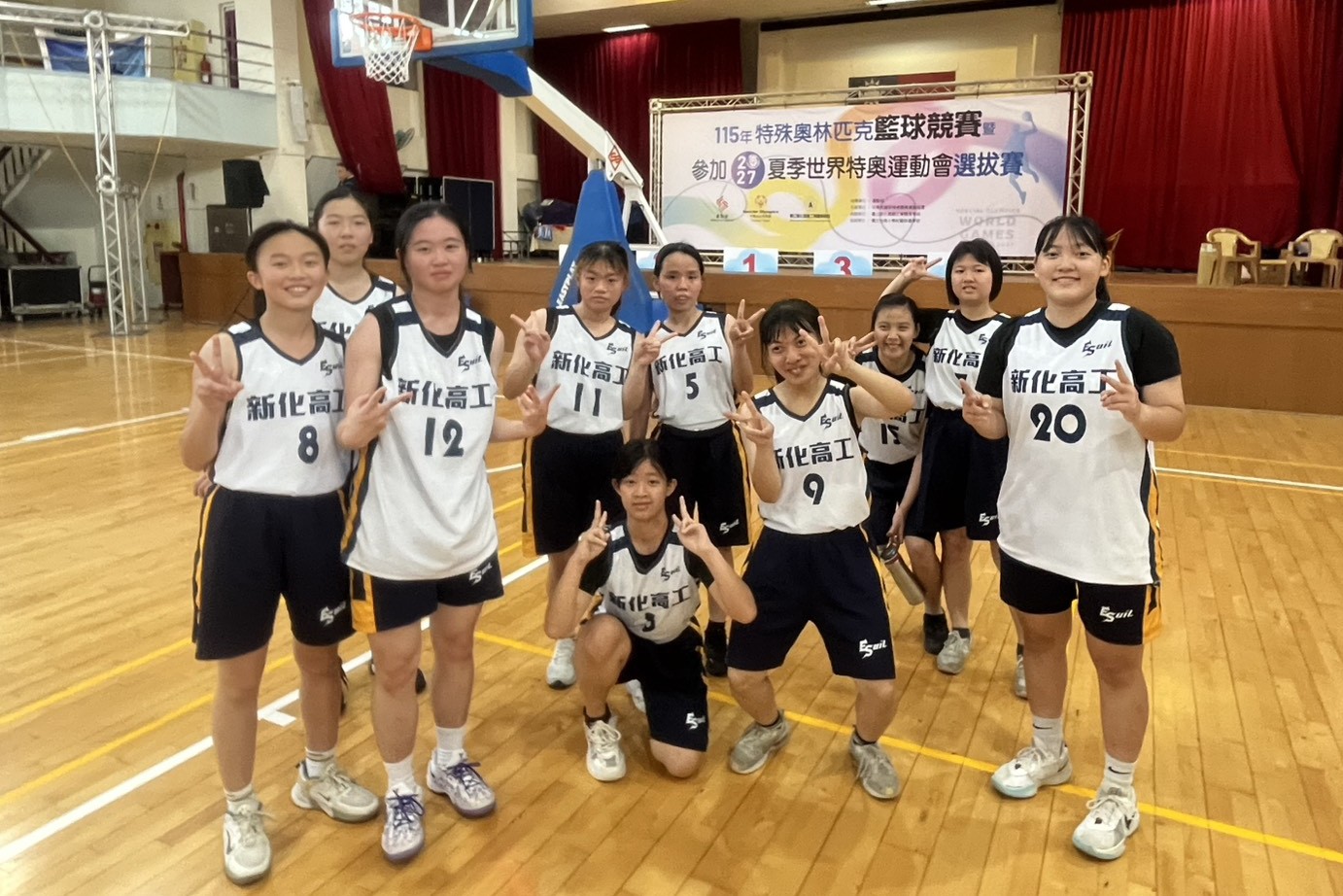融合女子籃球跨校團隊合影,南大學生與不同背景隊友共同競賽,呈現融合籃球促進理解與合作的運動價值。