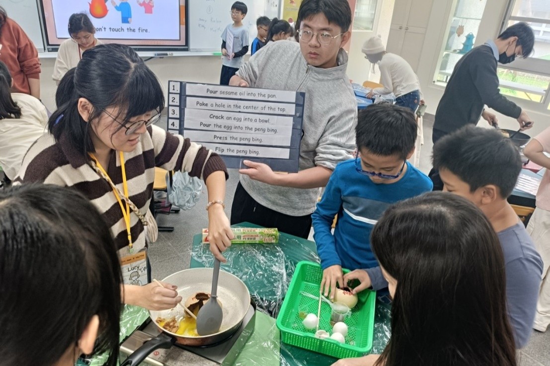 南大英語系設計在地飲食體驗課程,學童動手製作蜜餞與椪餅料理,並以英語表達食材與步驟,提升生活化英語表達力。