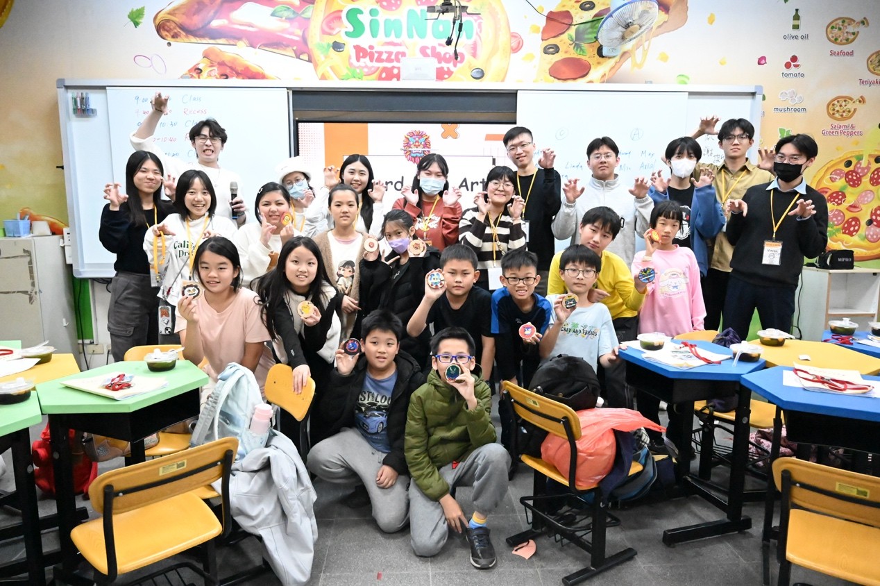 南大英語系融入劍獅彩繪與文化教學,學童透過創作與英語解說,認識台南傳統意象,培養文化理解與語言表達能力。