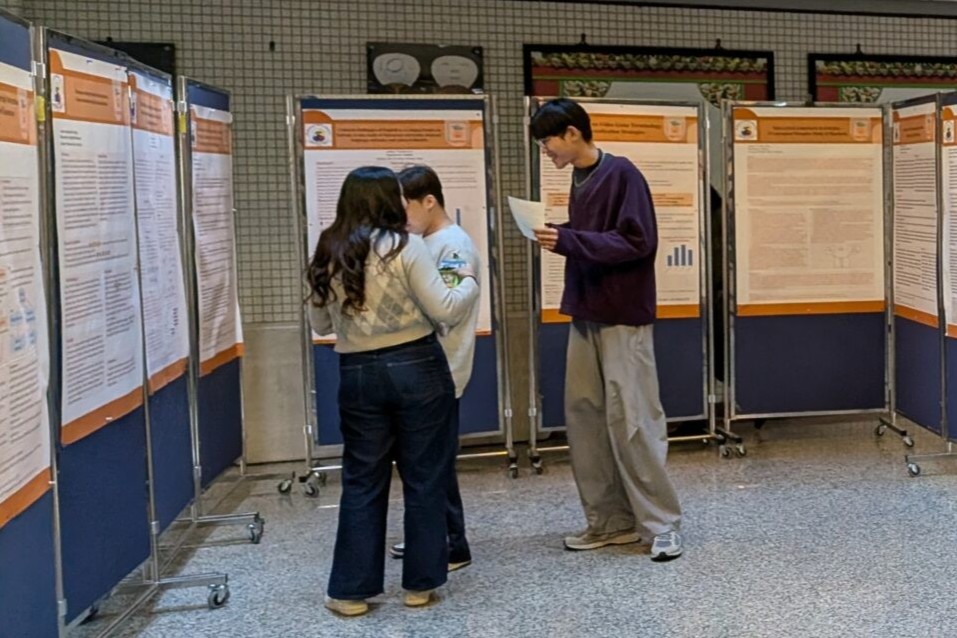 南大英語學系同學於現場進行研究解說,清楚呈現研究歷程與分析成果,展現良好的英語表達與學術素養。
