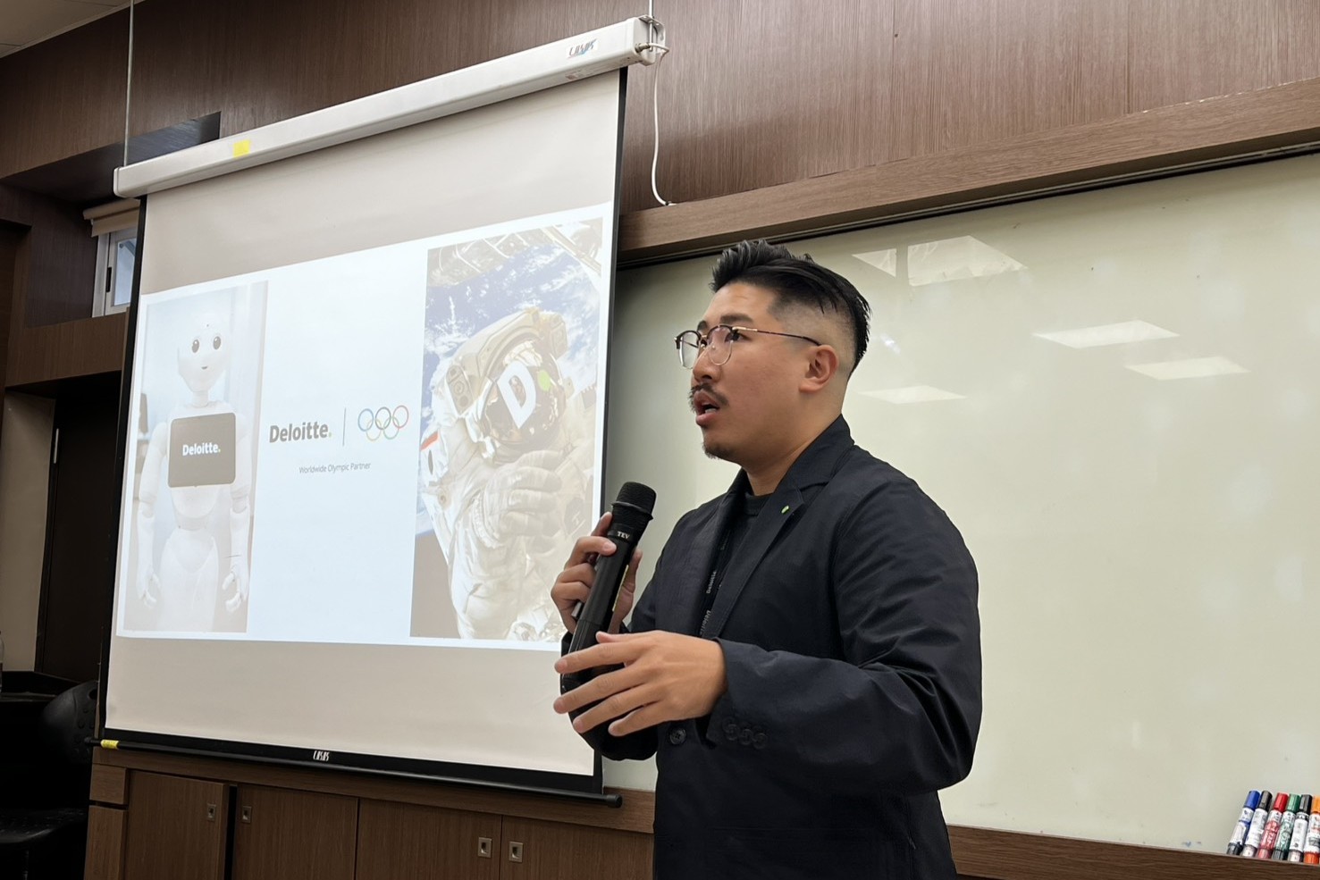 南大管理學院與EMBA邀請勤業眾信副理許可開場分享,說明產業服務架構,帶領師生掌握企業運作脈絡。