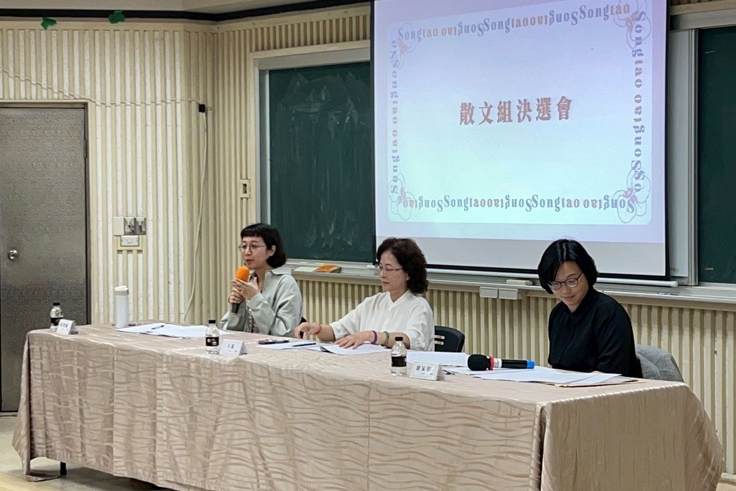 南大透過評審講評與現場交流,協助同學深化創作觀點,拓展文本經營與藝術表現的理解與實踐。