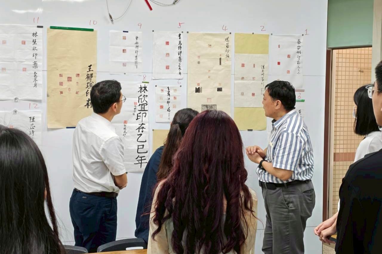 南大松濤文藝獎匯聚不同領域創作成果,從文字到書藝呈現跨域媒材交織的多元創作樣貌。