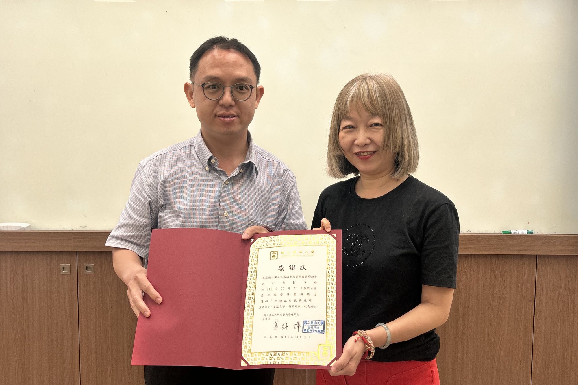 南大邀請劉雅玲執行長(右)分享食物銀行服務經驗,從第一線案例解析資源整合,深化學生對社會議題的理解。