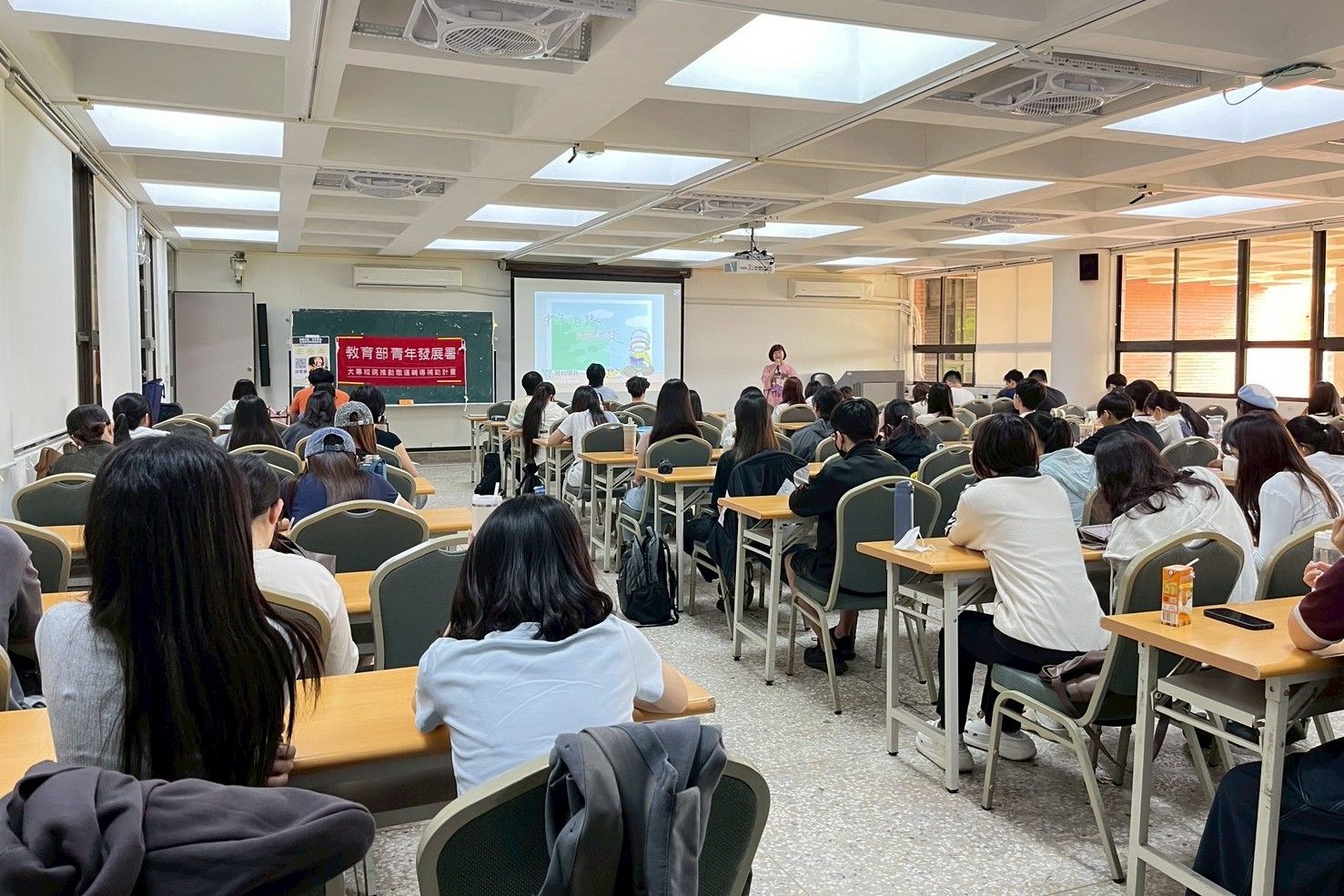 南大講座吸引眾多同學參與,現場座無虛席,呈現學生對生涯規劃與心理健康議題的高度重視。