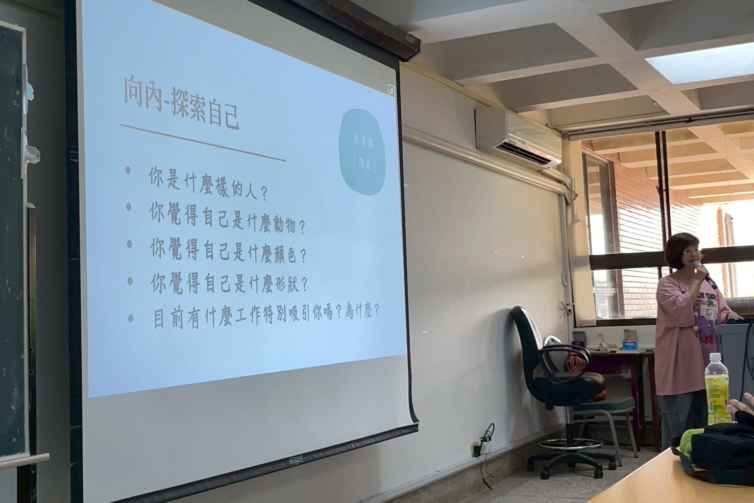 南大邀請專業講師透過提問與互動練習,引導同學梳理想法,逐步釐清個人方向與內在需求。