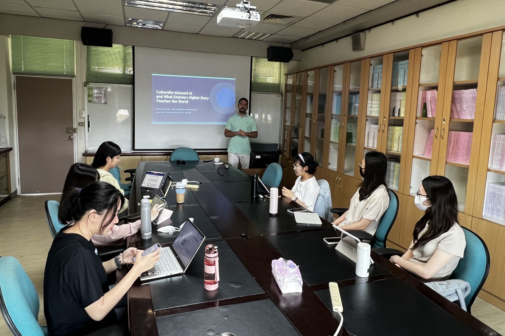 南大行政管理學系研究生專注聆聽國際講座,從課堂中掌握數位治理與AI發展趨勢,拓展公共事務分析視野