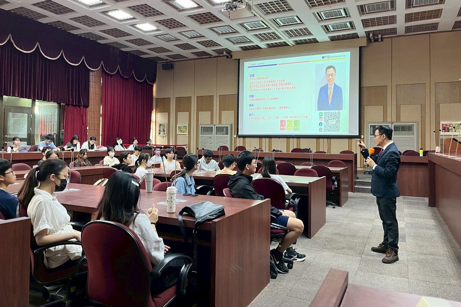 南大辦理勞動權益講座,講師開場說明課程重點,引導同學從案例理解職場法規,提前做好就業準備。
