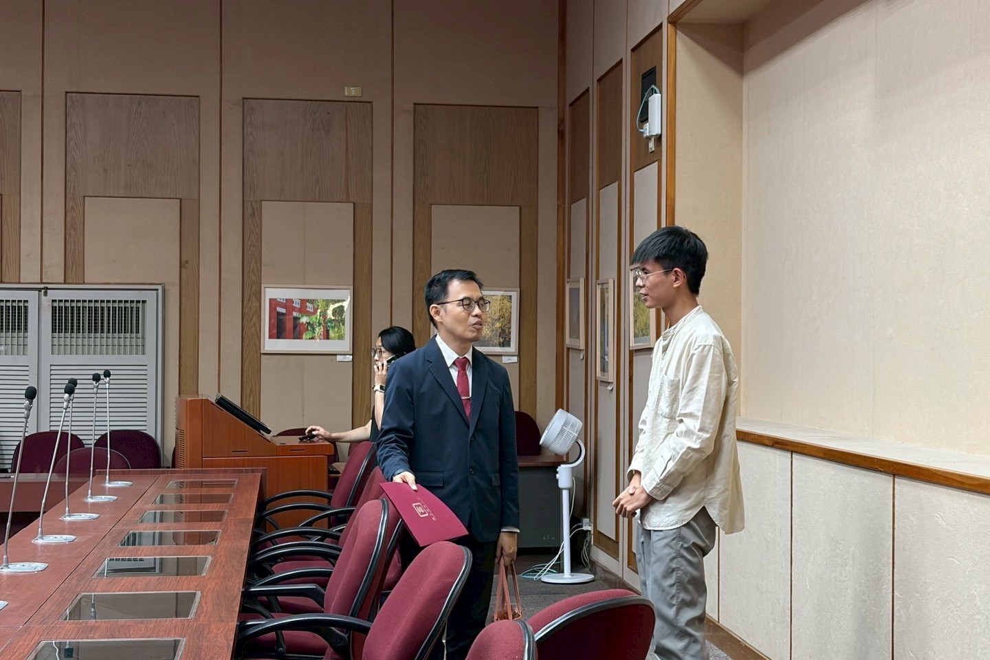 講座結束後,南大同學踴躍向講師請益勞動權益問題,展現對未來就業準備的高度關注。