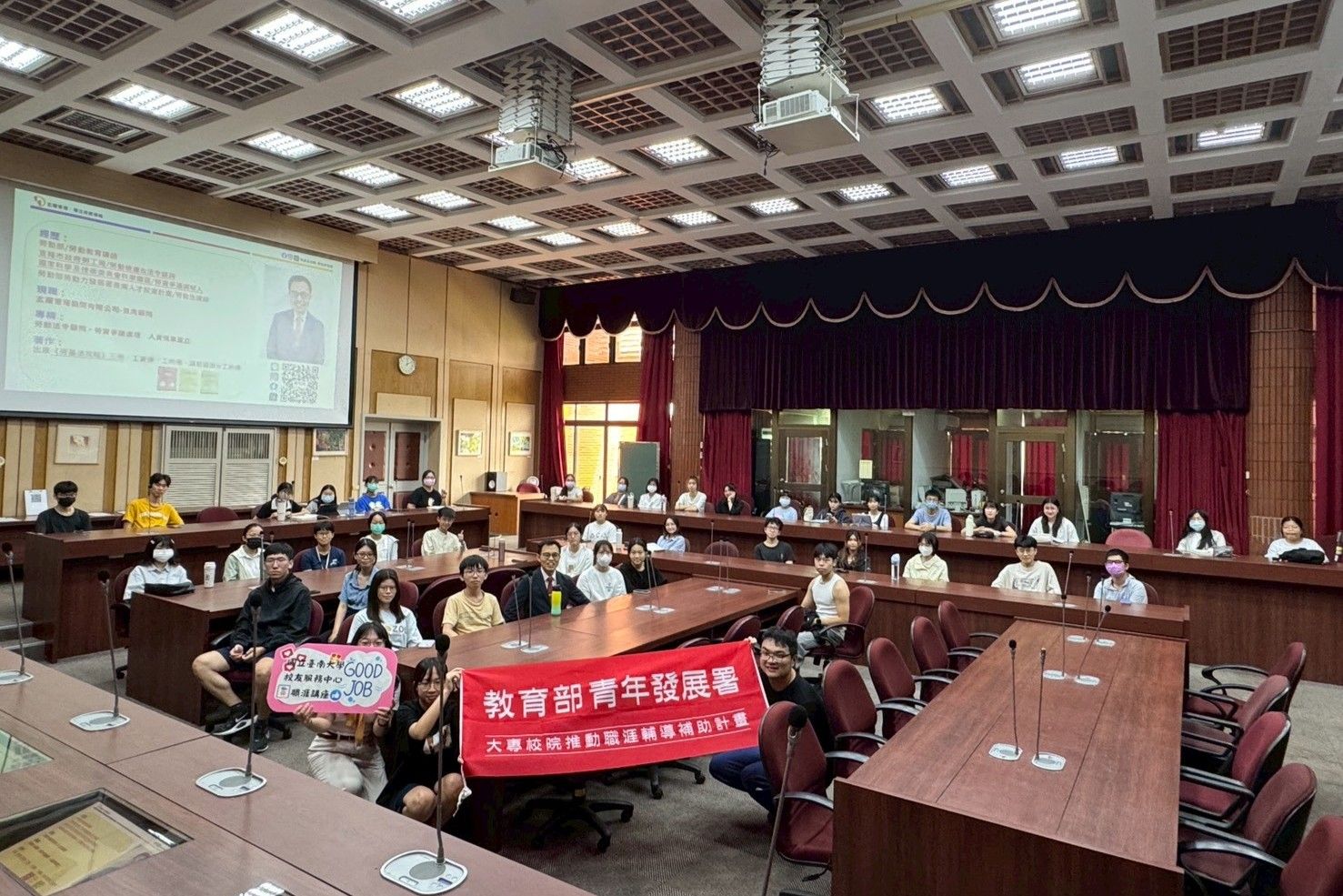 南大校友服務中心規劃職涯講座,吸引同學參與交流,透過課程強化職場知能與勞動權益觀念。