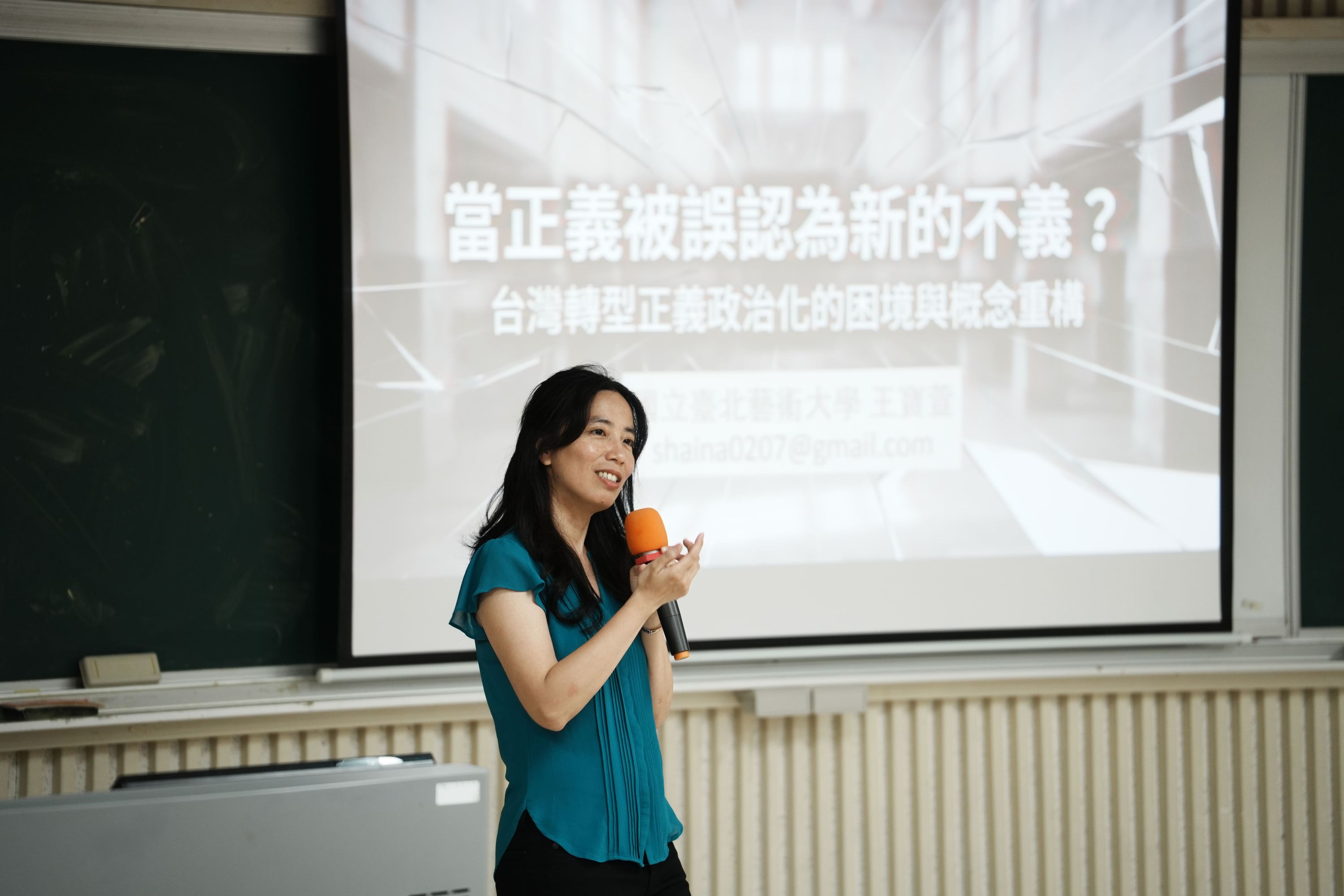 南大邀請台灣民間真相與和解促進會理事長王寶萱蒞校演講,帶領學生理解轉型正義的重要概念與社會脈絡。