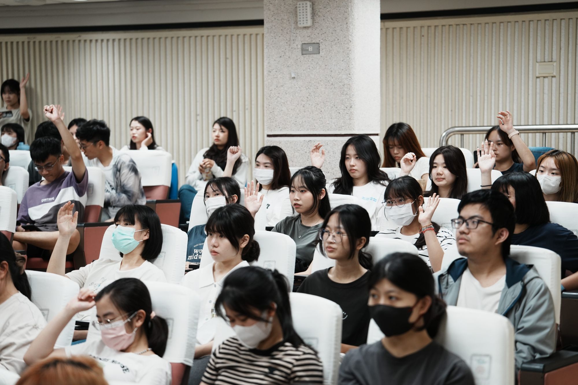 南大學生於講座中踴躍參與討論,從多元觀點交流轉型正義議題,展現對公共事務的關注與思考。