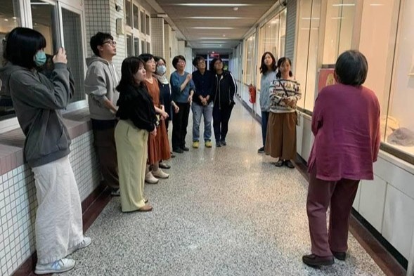 南大飛針繡藝術班授課教師施惠曄分享飛針繡創作理念,帶領學員從線條、光影與觀察中發展個人藝術風格。