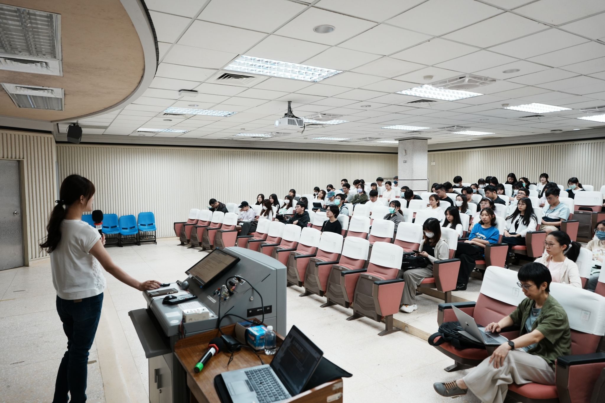 南大行政管理學系辦理企業管理專題講座,帶領同學認識跨國企業海外設廠與跨文化溝通的實務挑戰,深化全球治理視野。