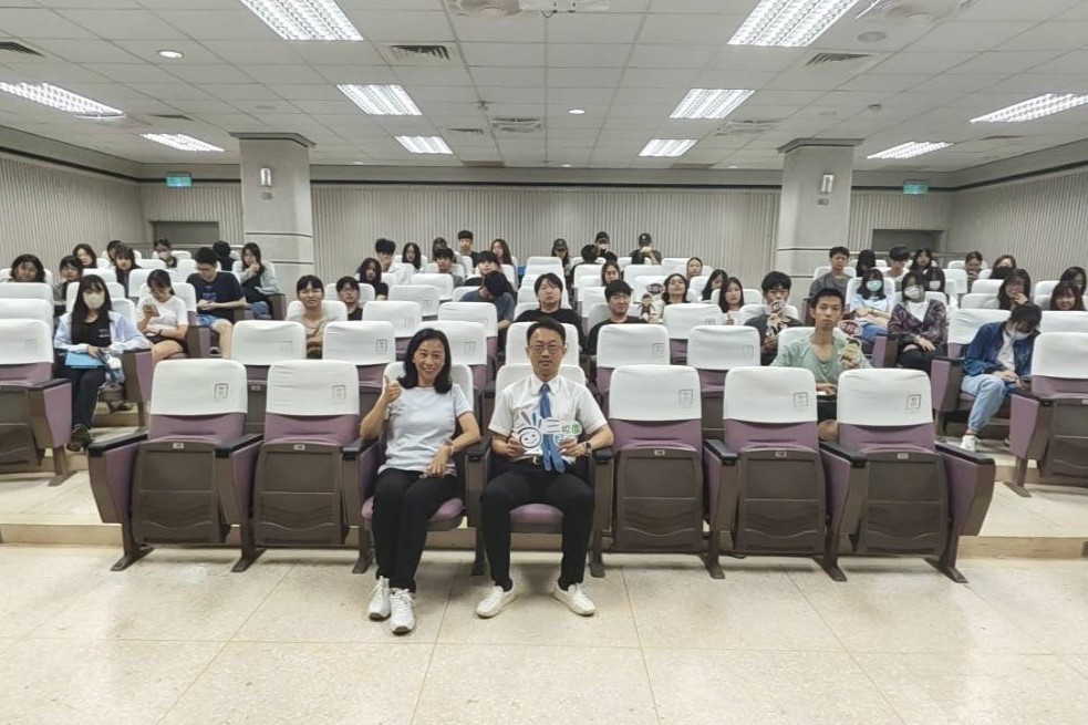 南大衛生保健組結合專業醫療資源推動健康促進教育,鼓勵師生建立良好生活習慣,共同營造友善無菸校園環境。