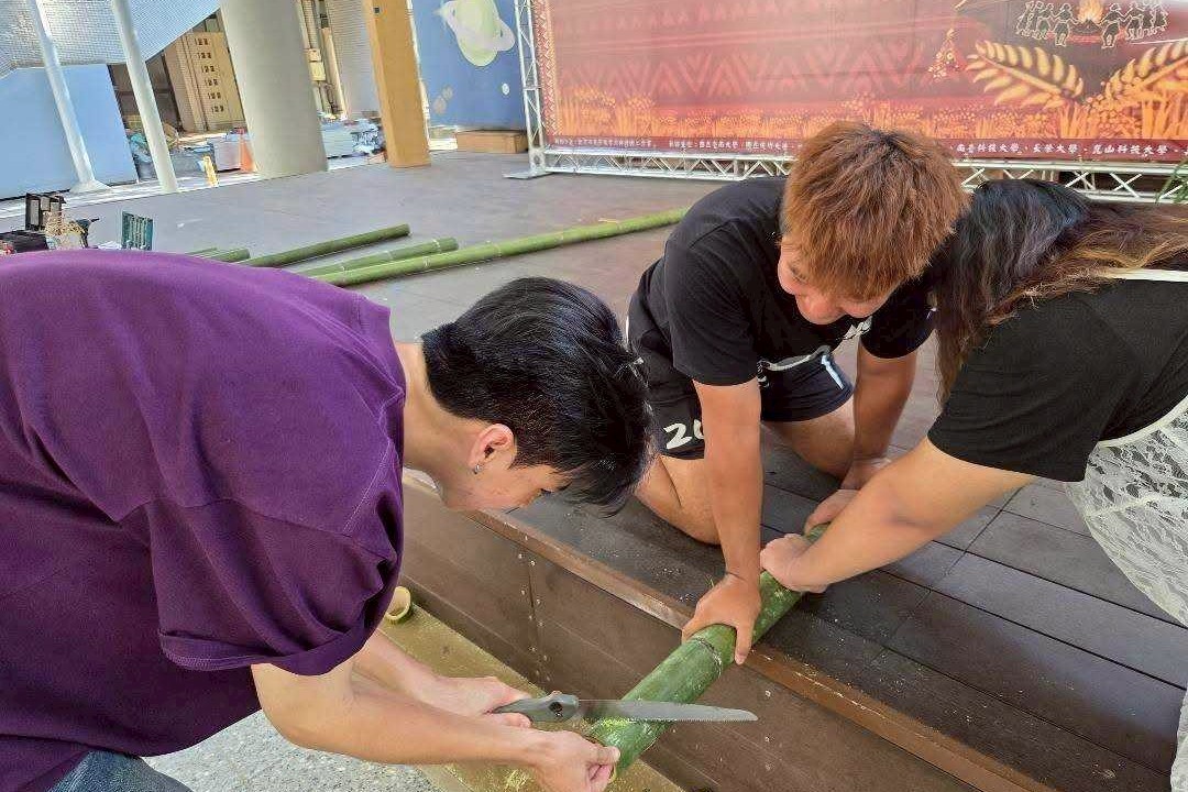 南大師生共同運用竹材搭建鄒族傳統建築,從工序實作中學習山林文化、建築技藝與族群知識。