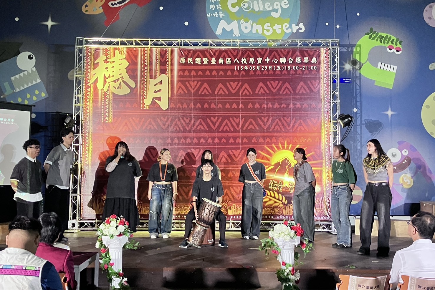 悠揚的布農族古謠在南大校園迴盪,由傳統吟唱為畢業典禮揭開文化序章,深刻展現原住民族聲音美學與世代傳承的精神力量,令在場所有賓客動容。