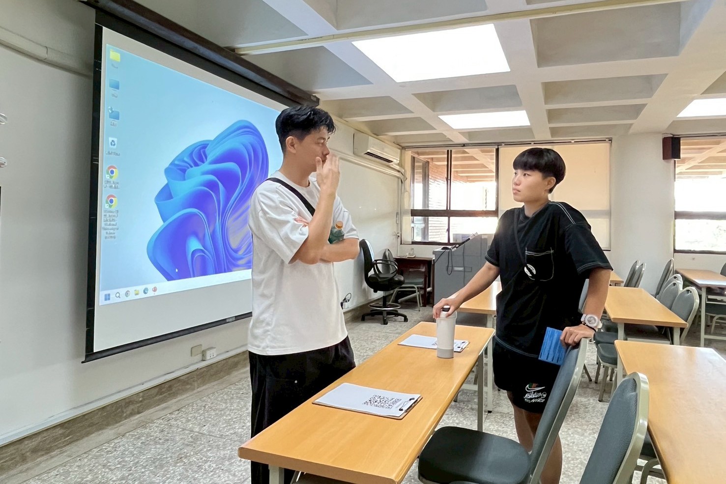 南大學生踴躍提問警察特考準備策略及職涯規劃,展現對公職發展的關注。