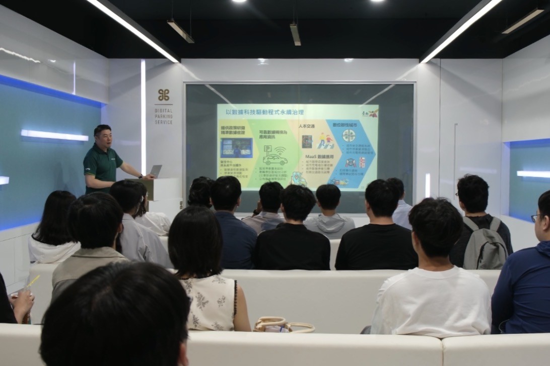 台灣國際開發事業有限公司副總陳志龍分享數據科技應用案例,協助南大應數系學生了解智慧交通治理實務。