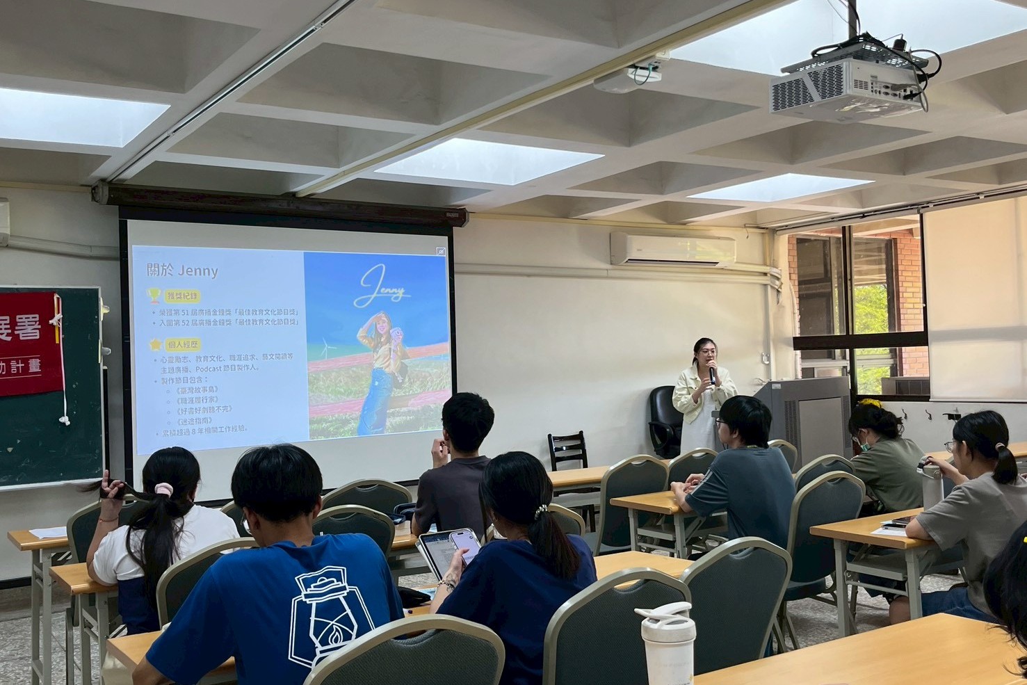 林宛萱講師分享從廣播到Podcast的職涯歷程,帶領南大學生認識聲音內容產業的發展趨勢。