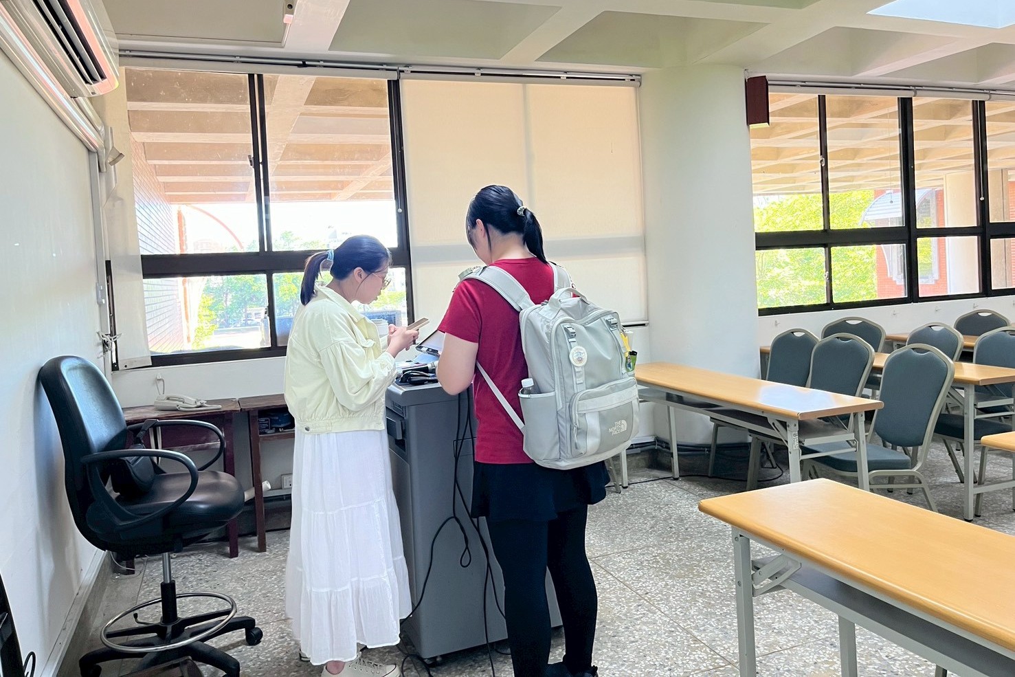 南大學生於講座後向講師請教Podcast製作實務細節,展現對數位內容產業的高度關注。