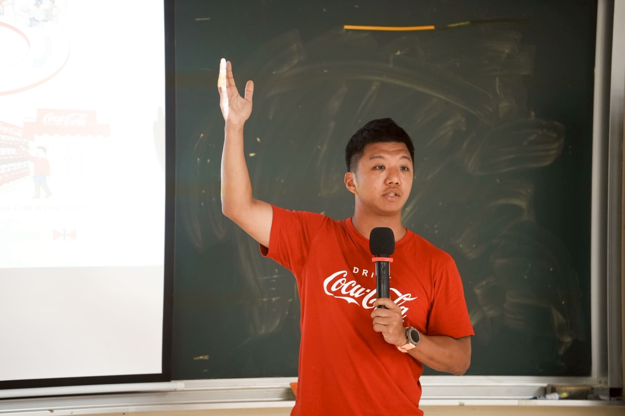 陳俊名先生透過實際案例分享HRBP工作內容與企業管理經驗,帶領南大學生認識人資專業的多元角色。