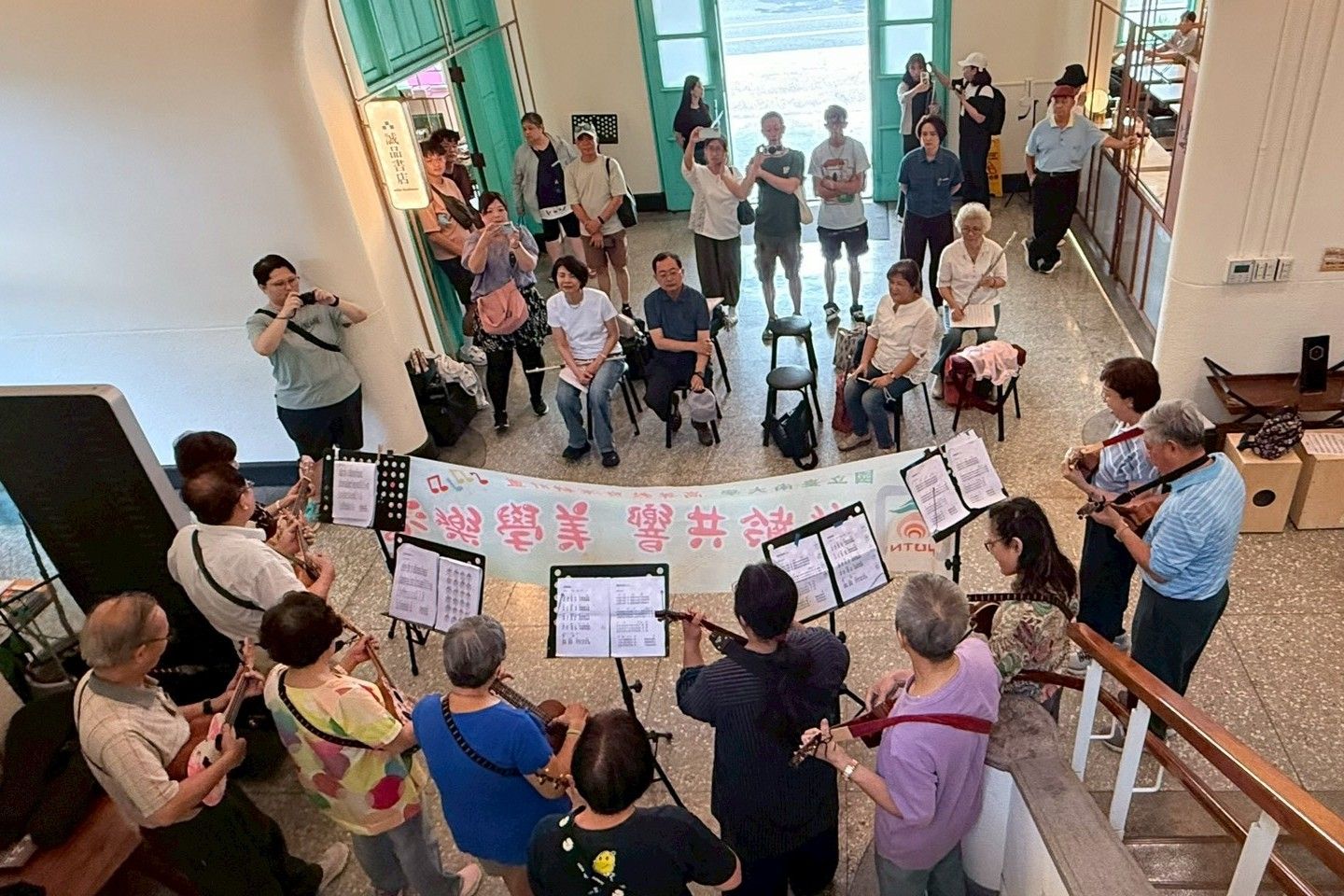南大樂齡學員走入嘉義市美術館快閃演出,展現終身學習活力,讓音樂成為連結社區與藝術的橋梁。