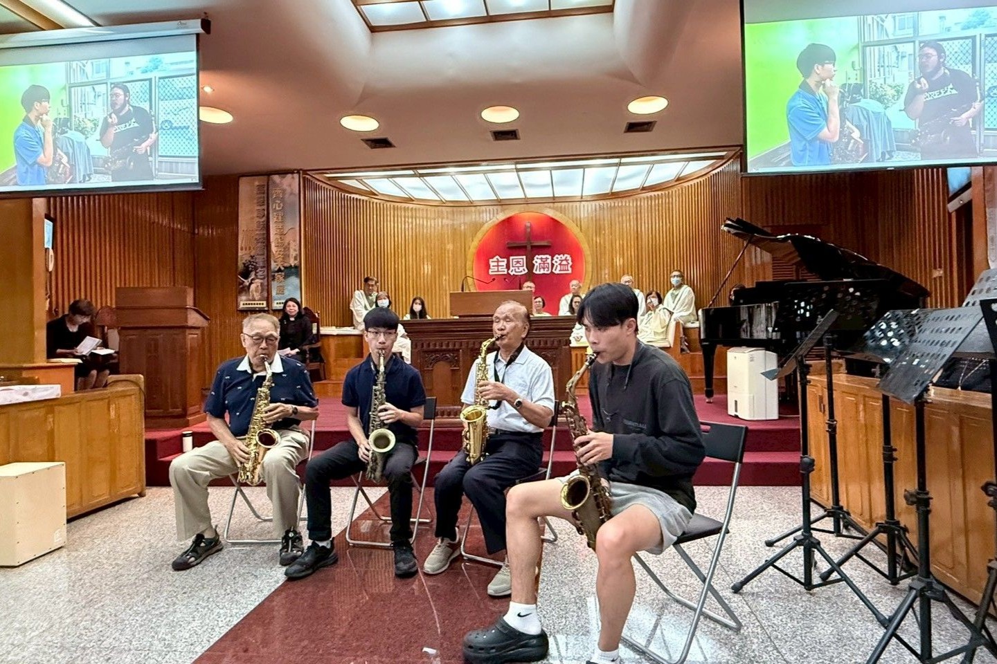 南大青年教師帶領樂齡學員同台演出,以動人旋律展現跨世代共學成果與溫暖陪伴力量。