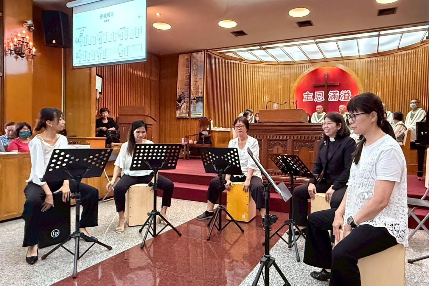 南大木箱鼓班學員透過節奏與合作完成演出,展現持續學習精神及團隊默契培養成果。