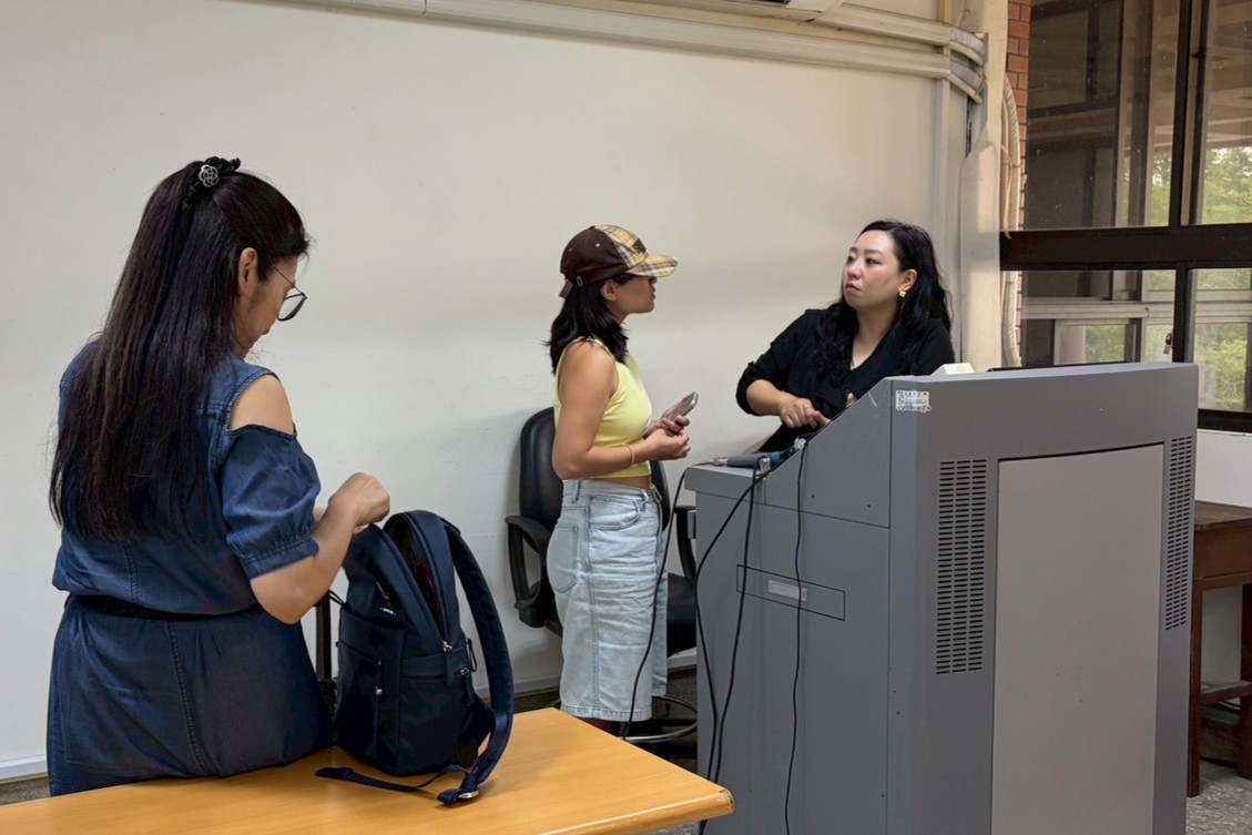 南大學生於講座後踴躍向講師請益行銷實務與社群經營技巧,展現積極探索職涯發展與產業趨勢的學習熱忱。