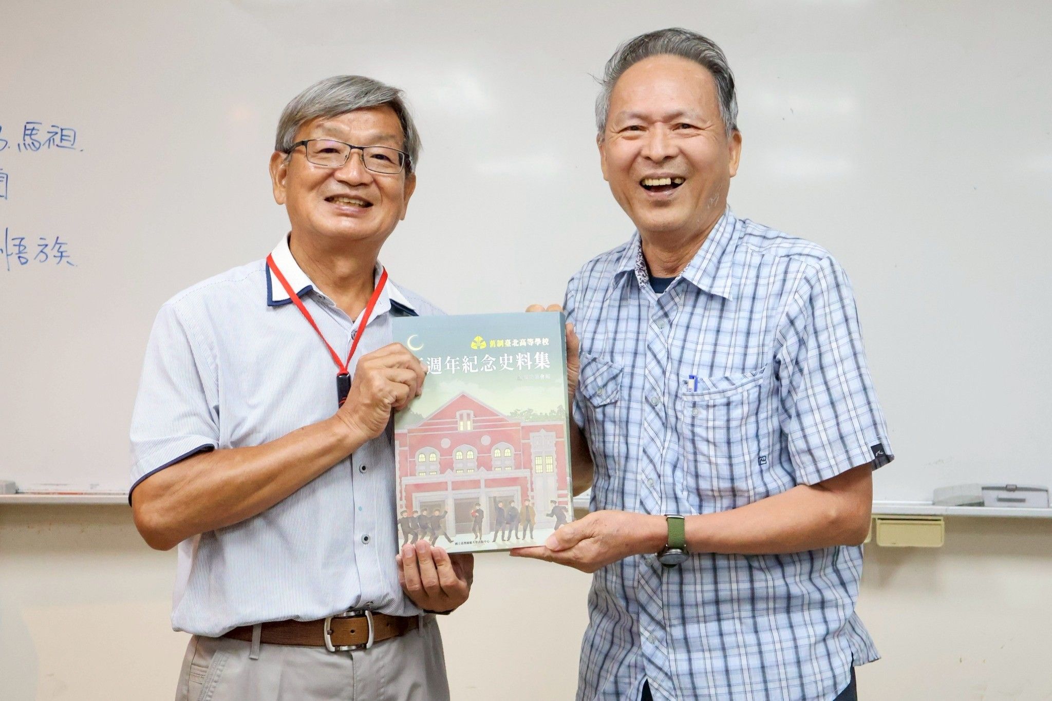 臺灣史學者溫振華教授(右)參與南大文資系榮退講座,見證戴文鋒教授多年深耕臺灣史研究與人才培育成果。
