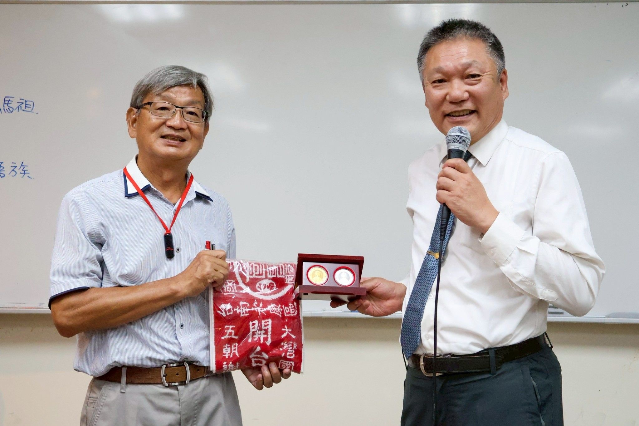 新營區區長陳宏田(左)出席南大文資系榮退講座,向戴文鋒教授長年投入地方文化研究表達敬意。