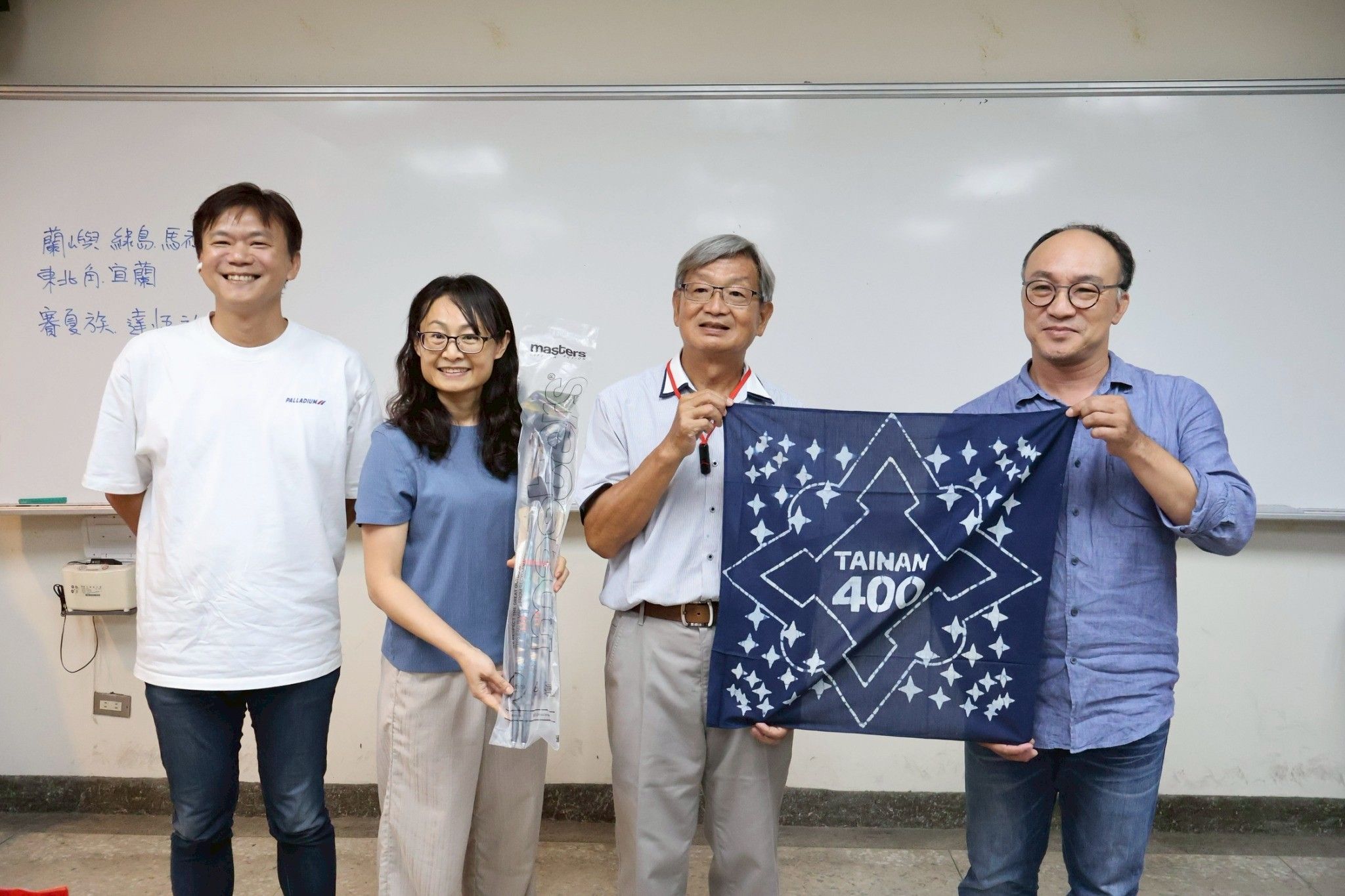 南大文資系校友感謝戴文鋒教授多年來在教學與田野實踐上的用心指導。