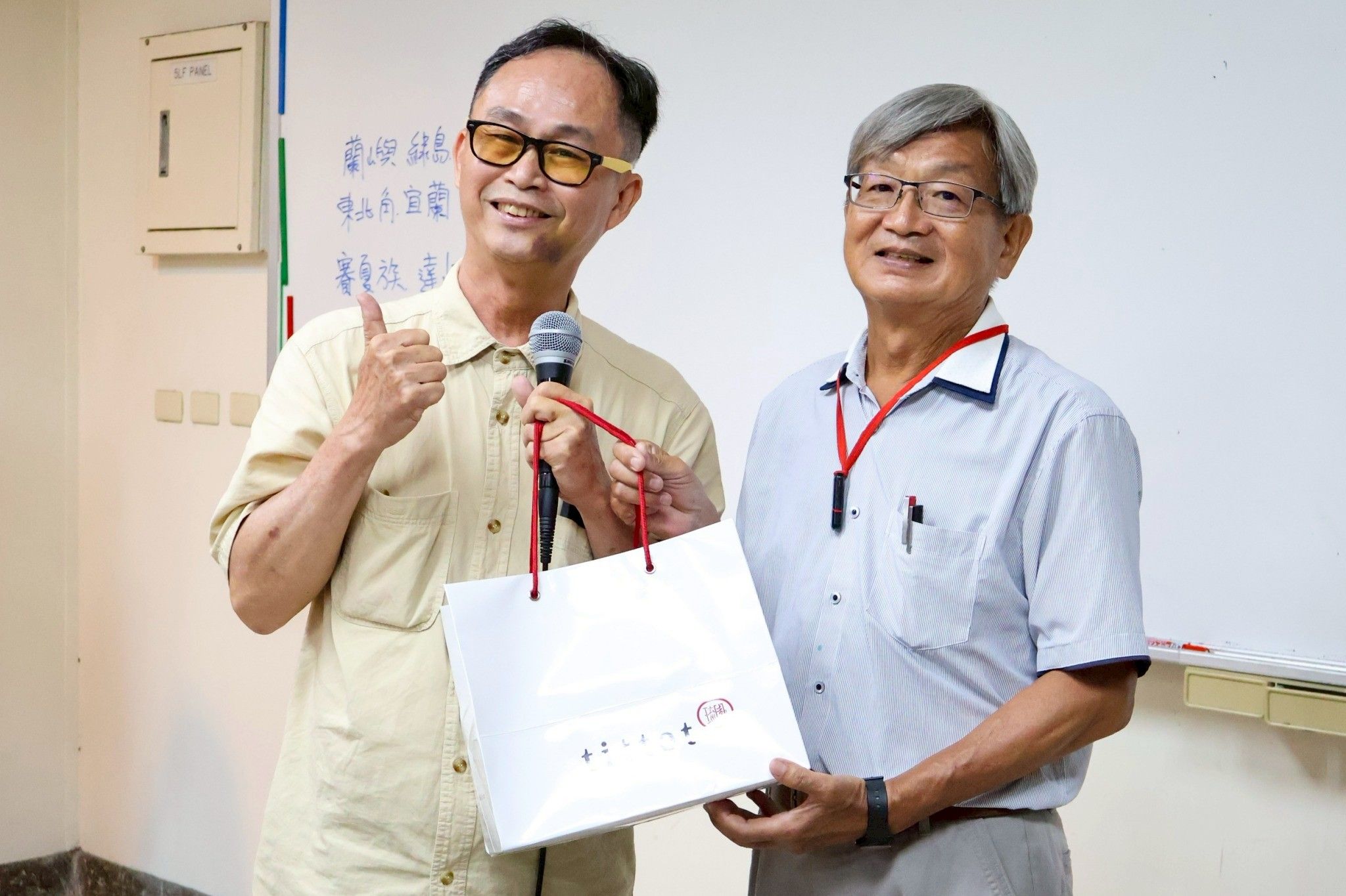校友專程返校參與南大文資系榮退講座,與戴文鋒教授合影留念,展現深厚師生情誼。