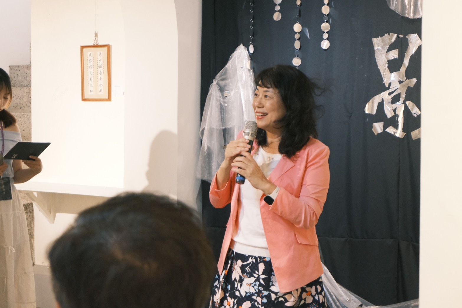 南大人文學院蔡玲婉院長肯定學生創作成果,展現書法美學融入生活的創新思維與文化底蘊。