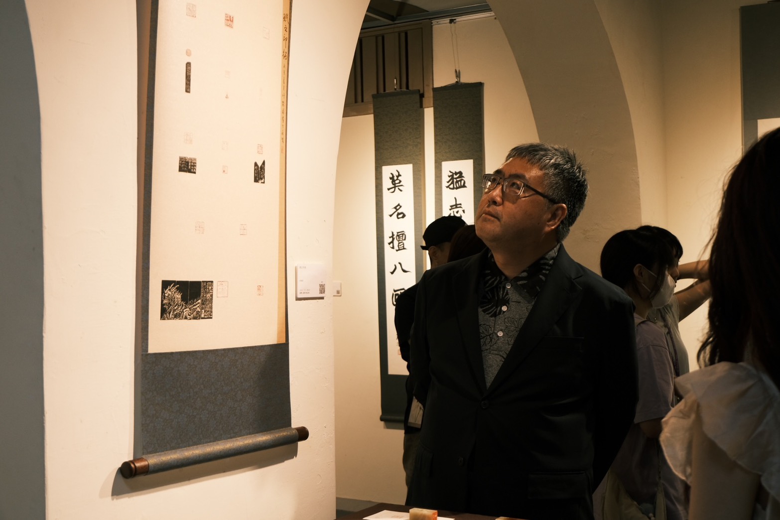 南大國文系鄭憲仁主任勉勵畢業生持續精進專業能力,將所學應用於教學、文化推廣與藝術創作領域。