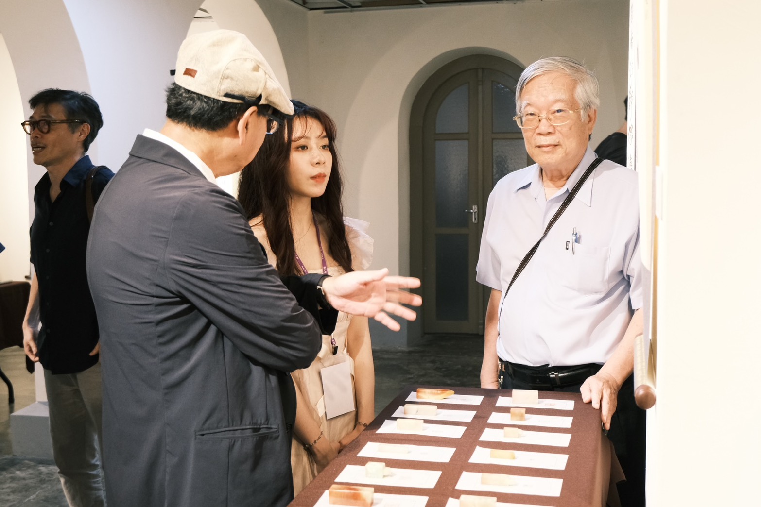 南大國文系書法組指導老師林俊臣肯定學生創作表現,見證青年世代書藝傳承與創新能量。